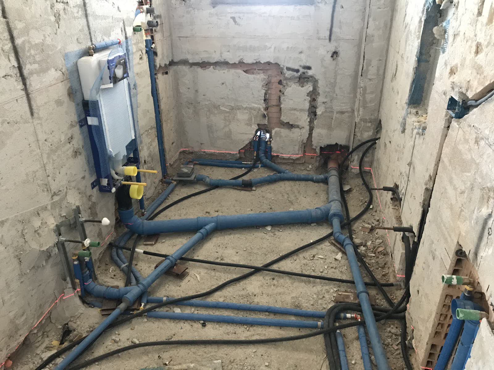 Predisposizione impianto idraulico multistrato per un bagno in ristrutturazione a Rimini