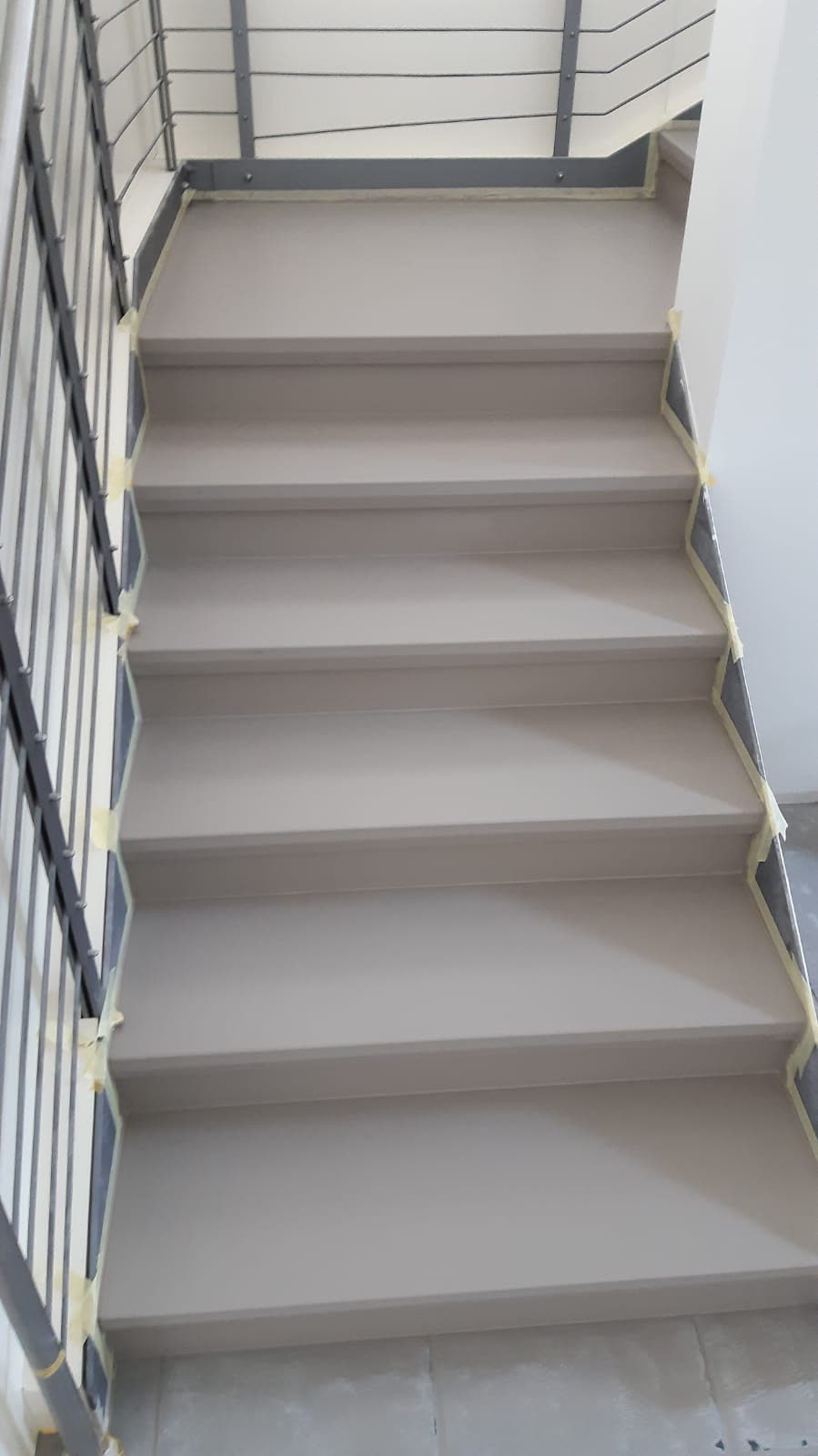 Scala interna in fase di verniciatura durante una ristrutturazione a Rimini