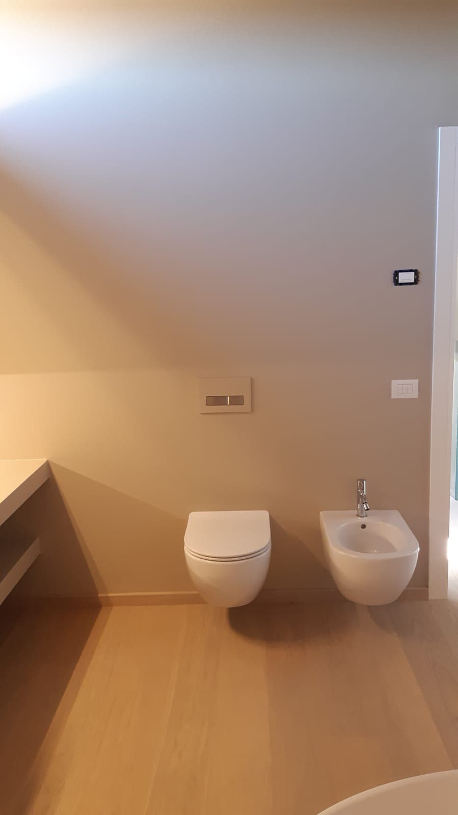 Sanitari sospesi installati in un bagno moderno bianco, Rimini