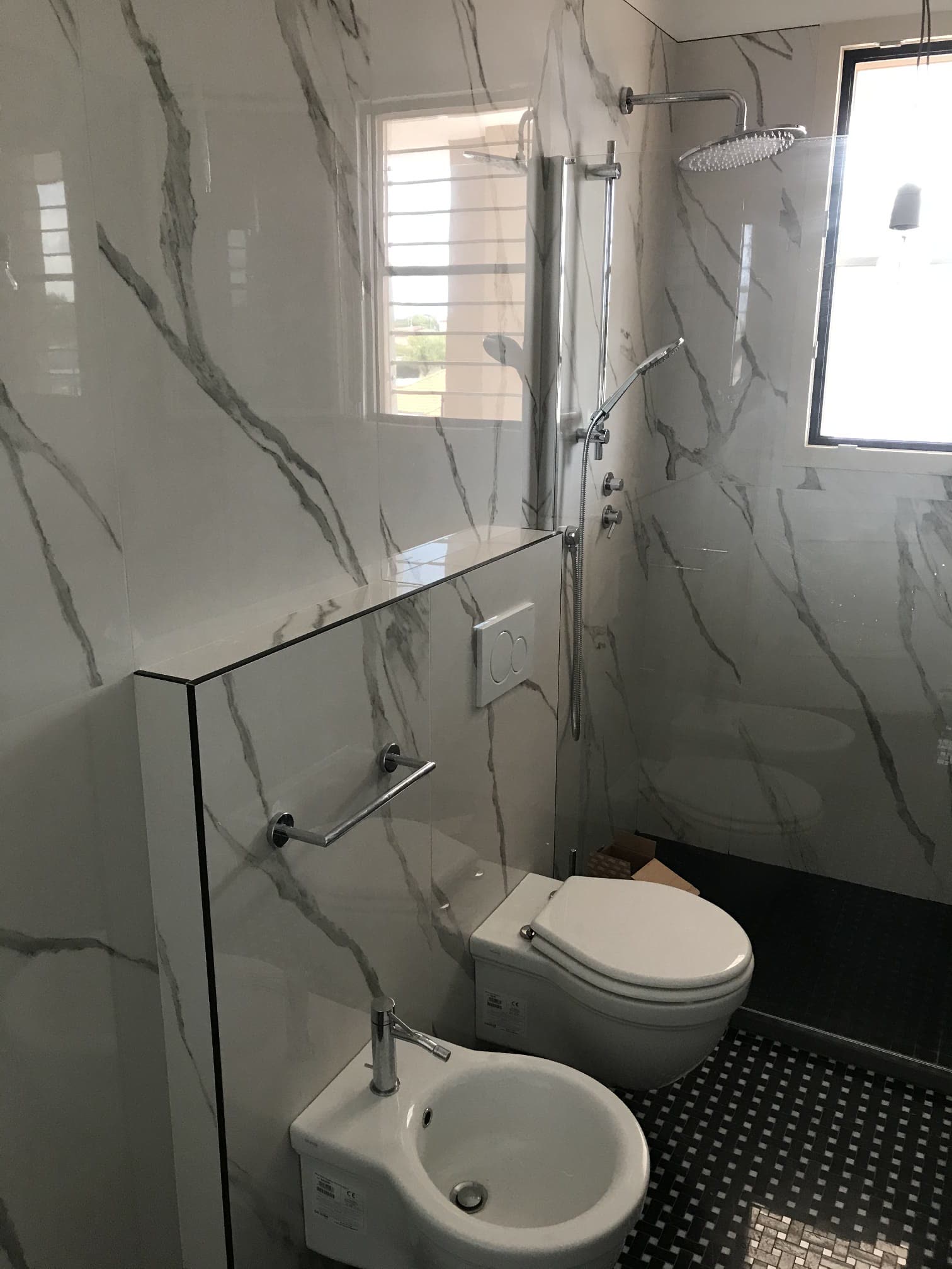 Doccia con rivestimento in gres effetto marmo e sanitari sospesi, Rimini