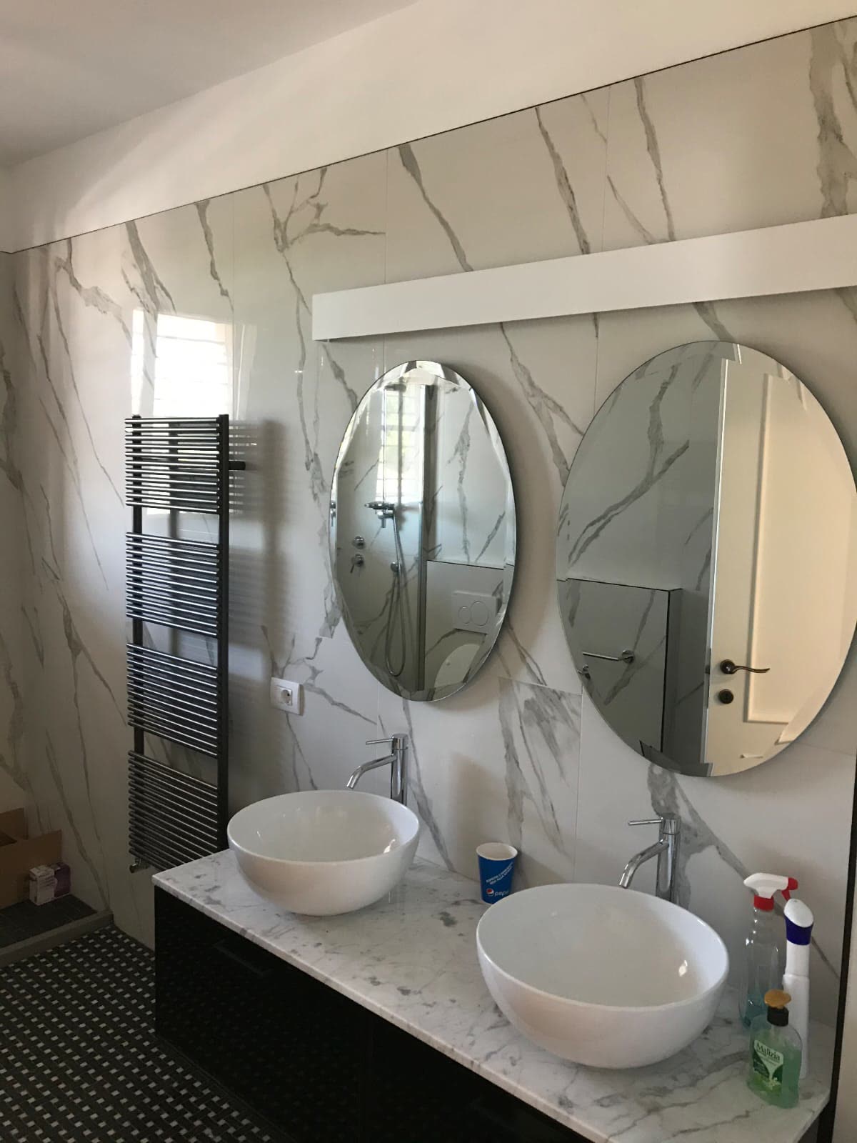 Doppio lavabo da appoggio con specchi rotondi su top in marmo, Rimini