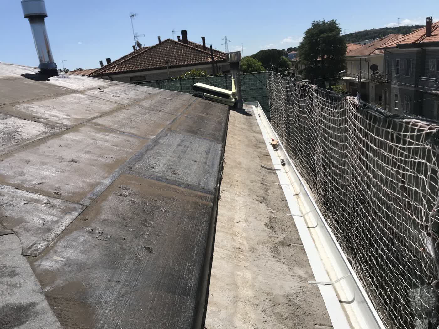 Impermeabilizzazione tetto piano con guaina bituminosa e canale di gronda, Rimini