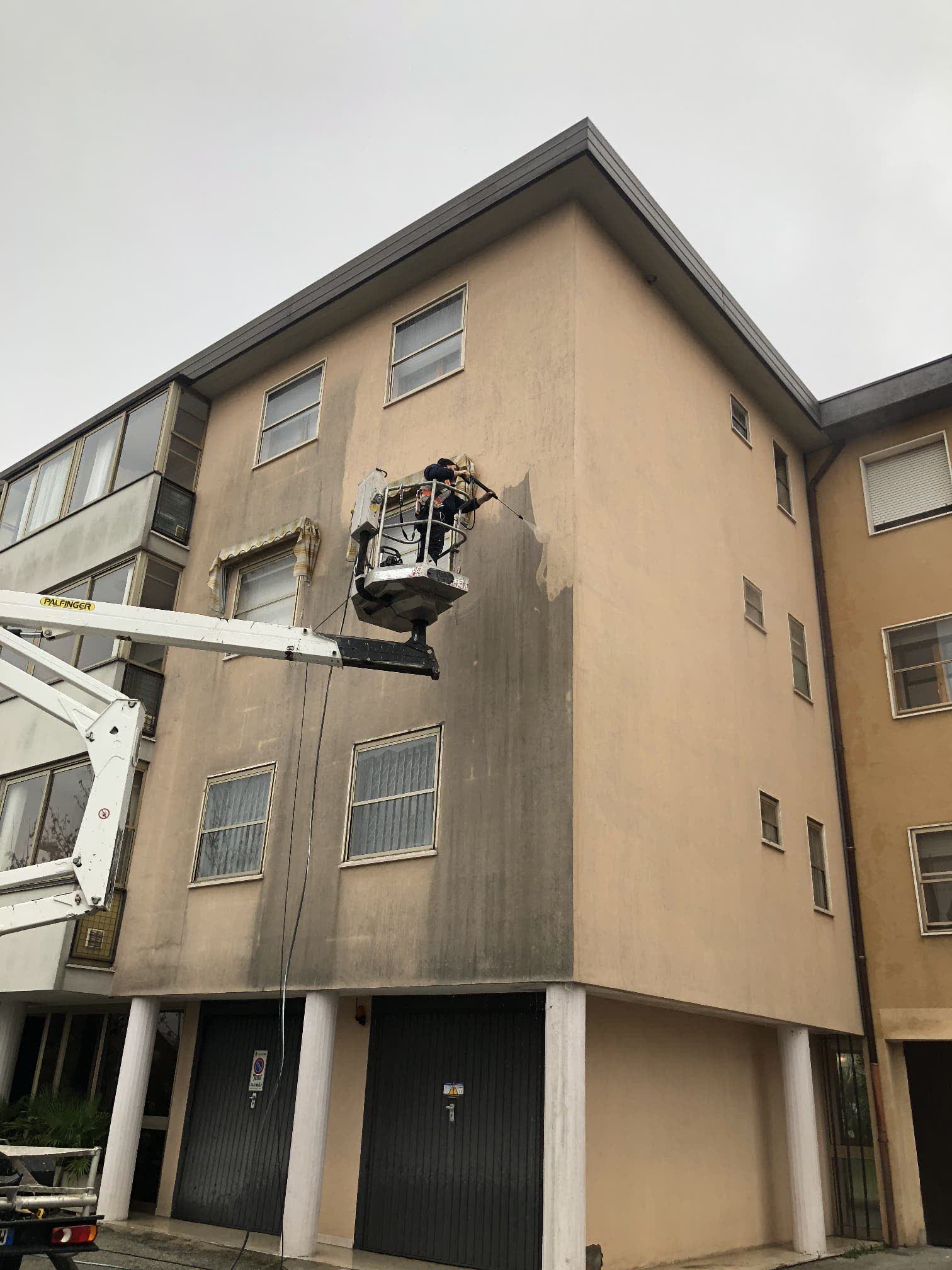 Pulizia e idrolavaggio facciata condominiale con piattaforma aerea, Rimini