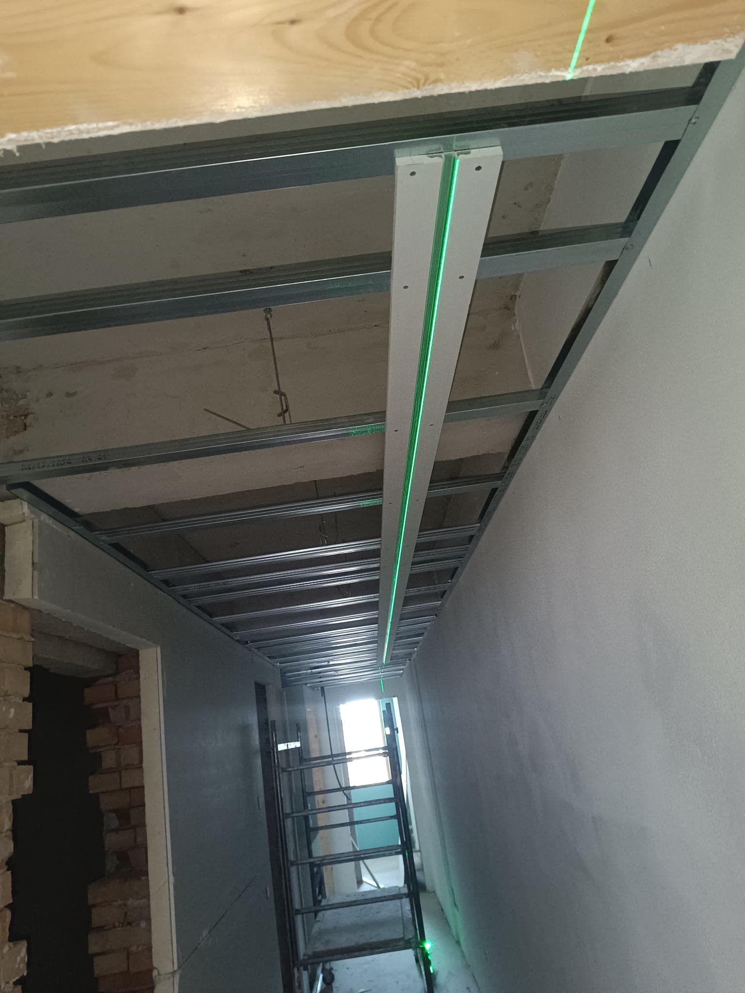 Struttura metallica per controsoffitto in cartongesso di un corridoio, Rimini