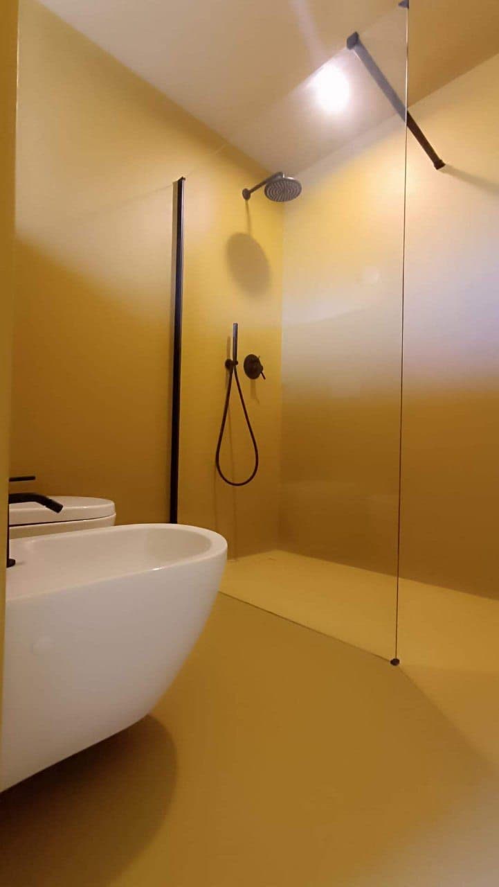 Doccia walk-in con rivestimento in resina colore ocra, Rimini