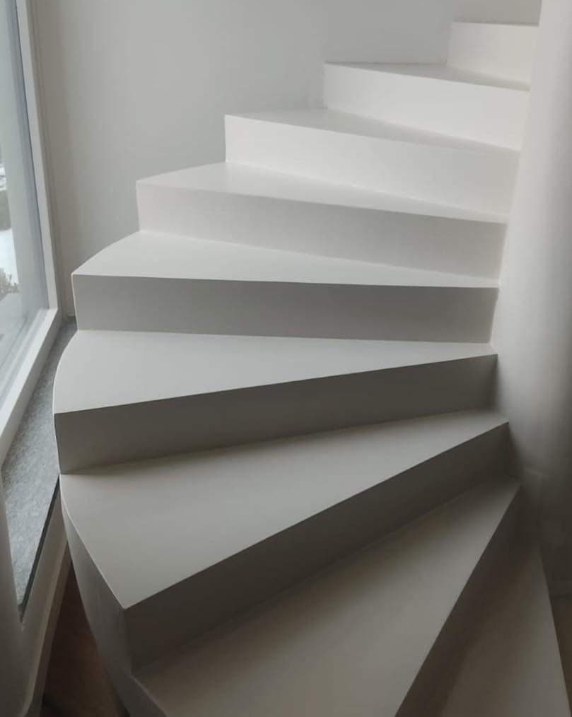 Scala interna elicoidale con gradini in microcemento bianco, Rimini