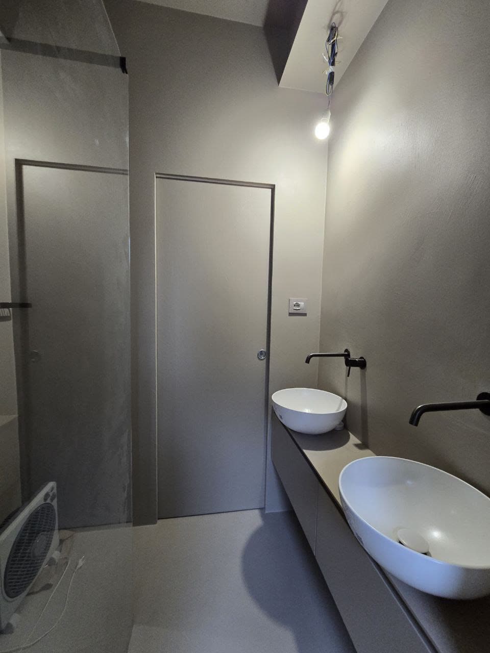 Bagno con doppio lavabo e porte scorrevoli in fase di ultimazione, Rimini